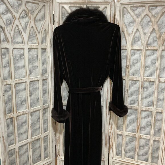 Luxurious Velvet Robe - Picture 3 of 6